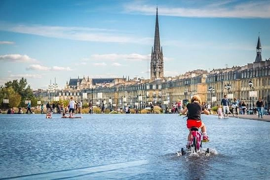 Pressebild: Supertolle Wasser-Installation - Miroir d’eau - Reflexionsbecken