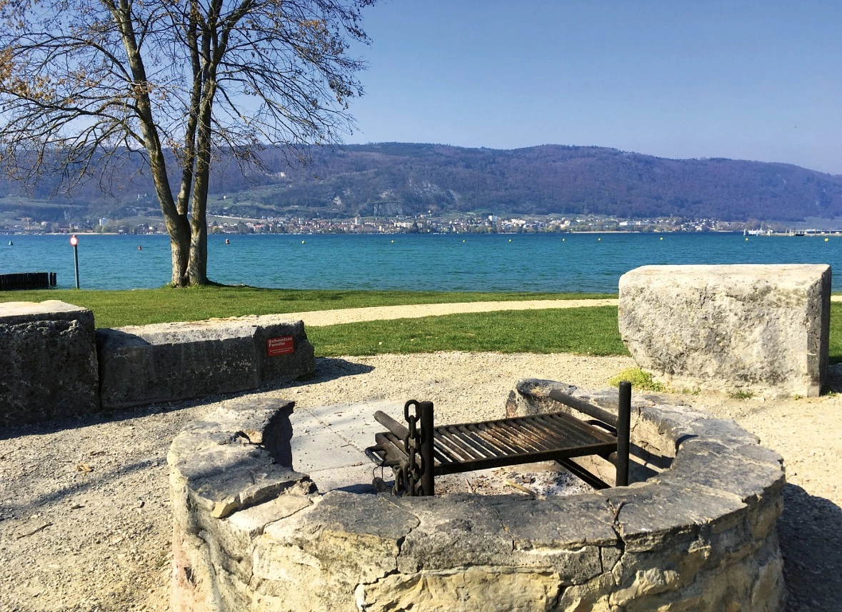 Pressebild: Ein offener Platz/Grillstelle am See
