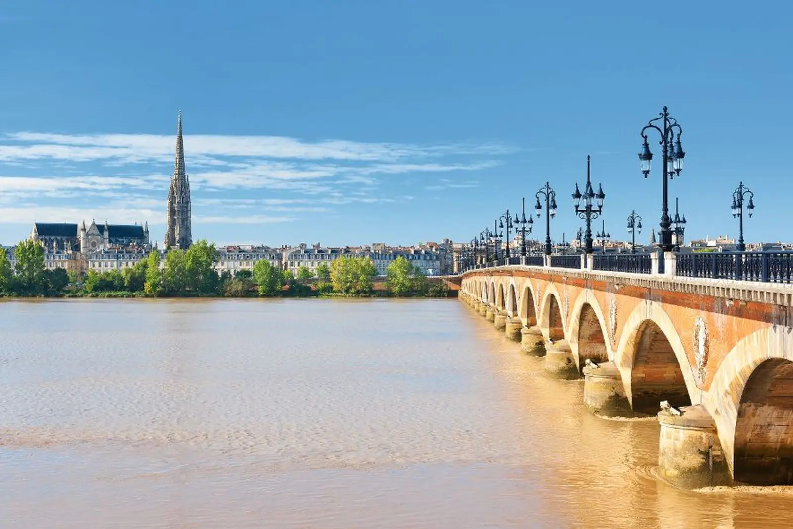 Sulle rive della Garonna a Bordeaux immagine