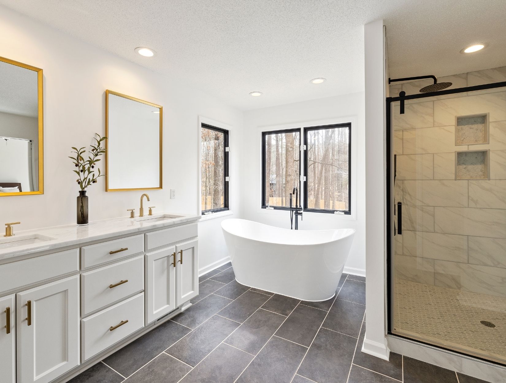 What is included in a recurring cleaning checklist?