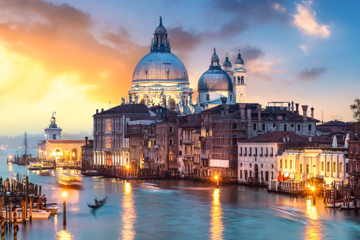Canale a Venezia al tramonto con un'architettura impressionante.