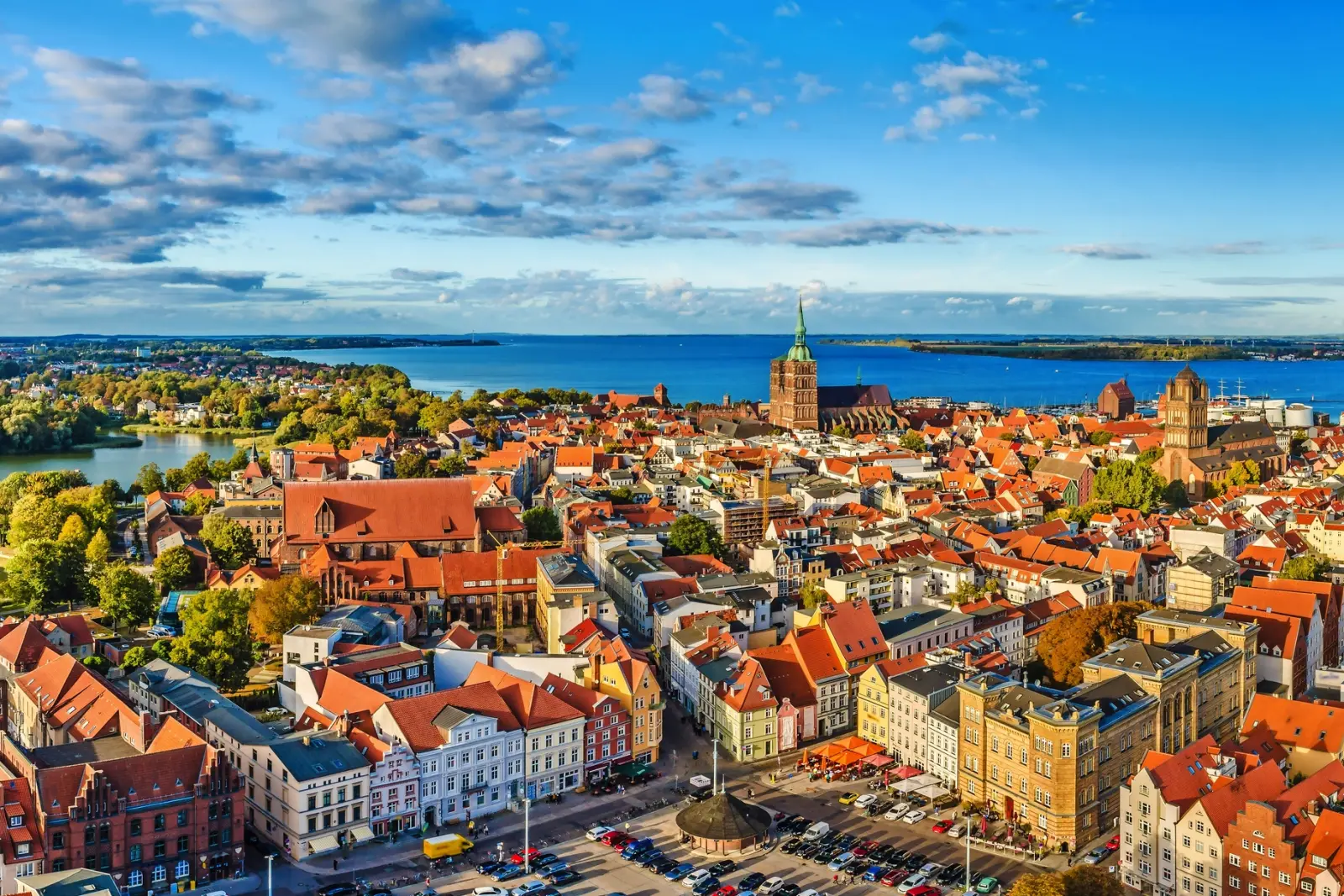 Vue de la ville de Stralsund avec ses bâtiments historiques et vue sur l’eau.