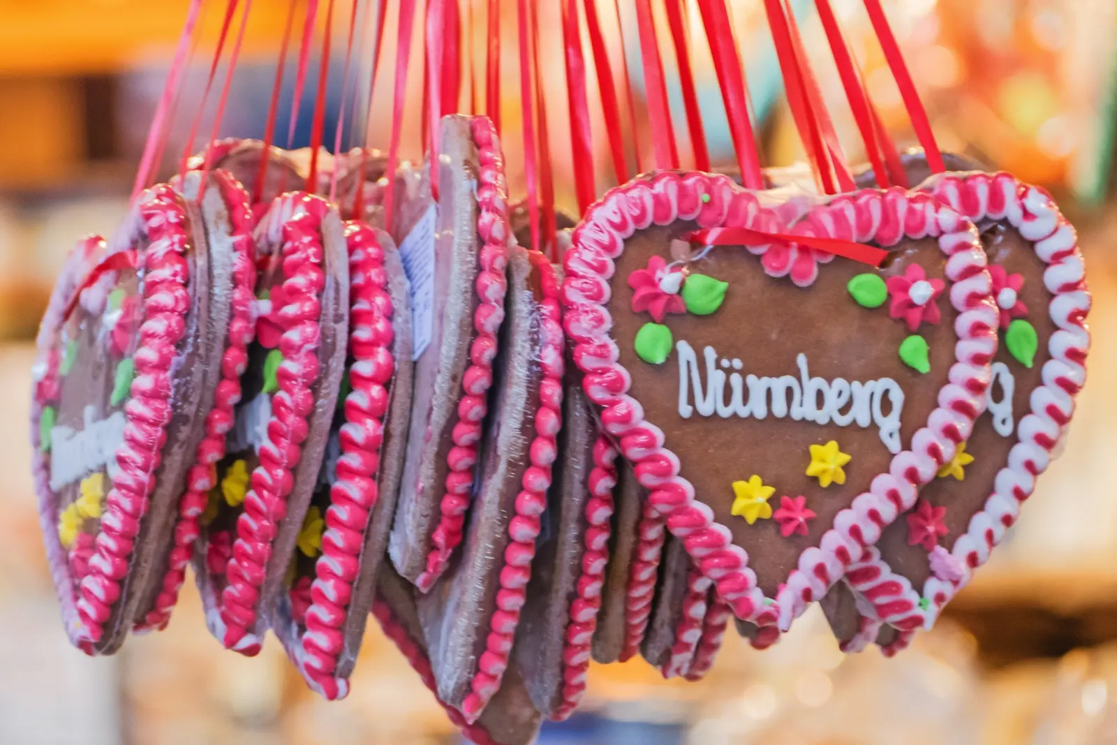 Gingerbread hearts with icing and the inscription "Nürnberg" on red ribbons.