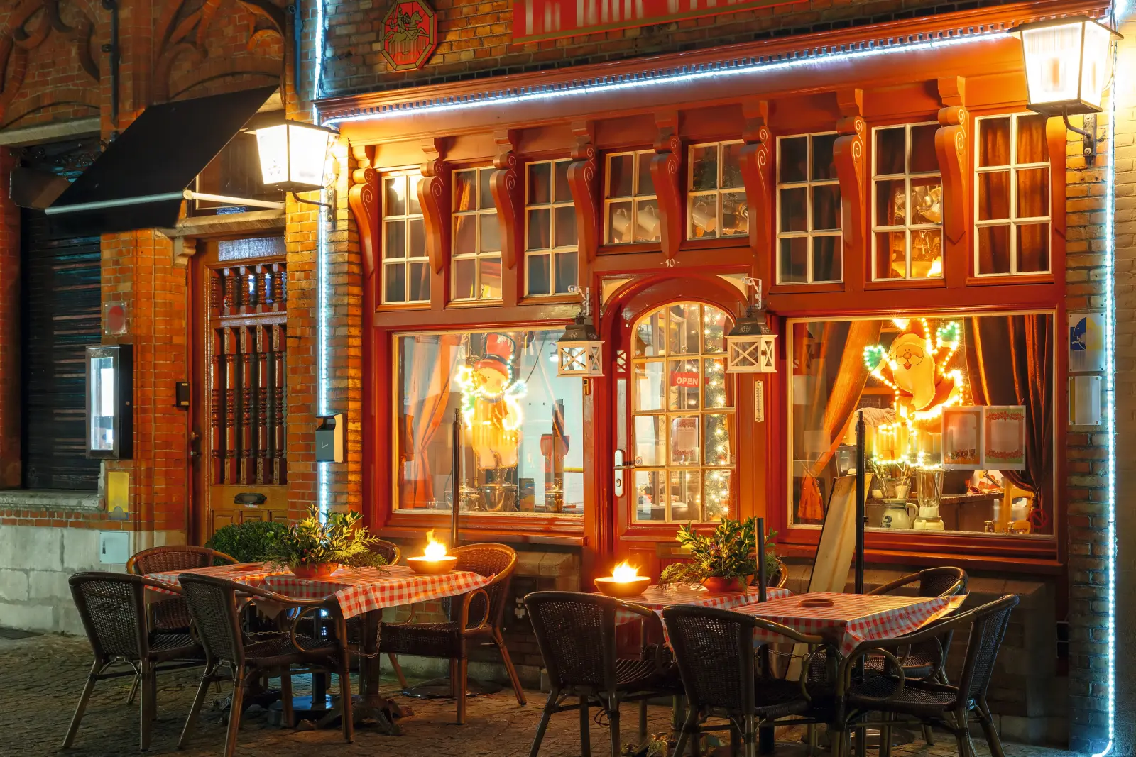 Strada illuminata a festa in inverno nel centro di Bruges immagine
