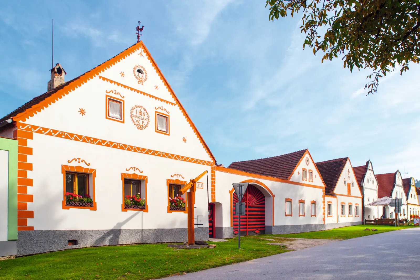 Maison mitoyenne de style populaire traditionnel de Bohême du Sud par une journée ensoleillée.
