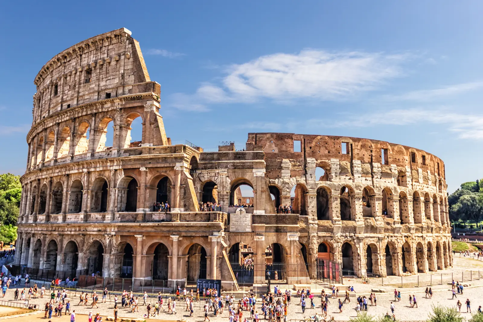 Il Colosseo di Roma di giorno con numerosi visitatori.