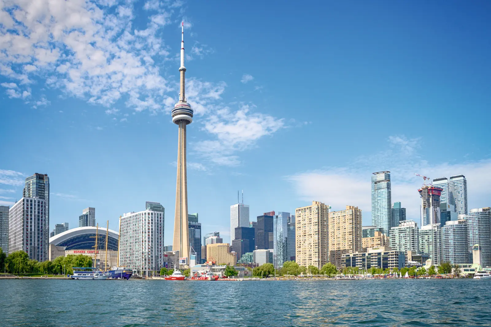 Vue de Toronto avec la CN Tower et la skyline au bord de l’eau.