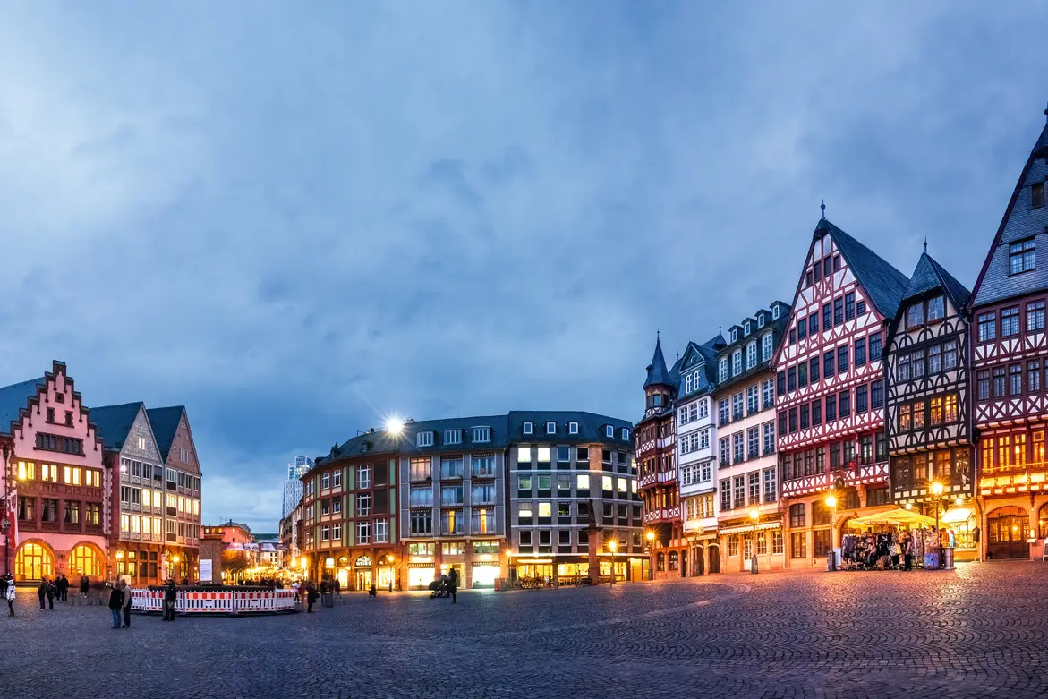 Veduta panoramica del Römer a Francoforte sul Meno, Germania, con le storiche case a graticcio illuminate al crepuscolo.