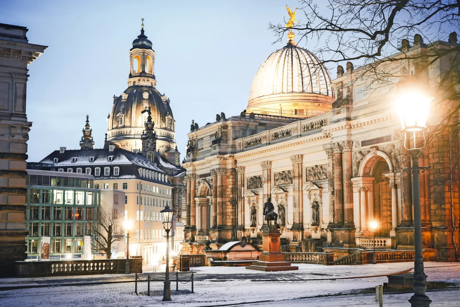 Vue enneigée de Dresde avec son architecture historique au crépuscule.