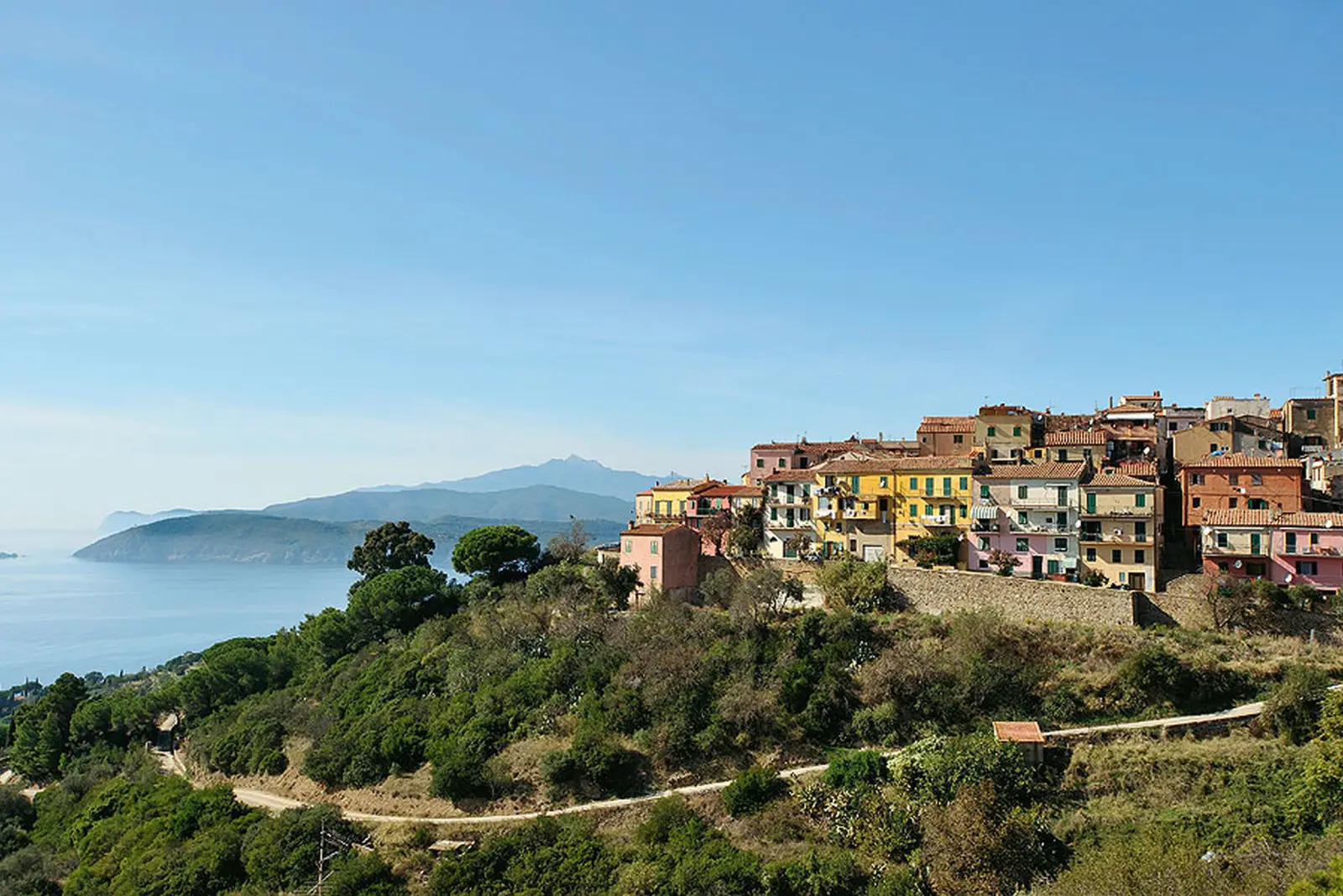 Cittadina costiera all'Elba immagine