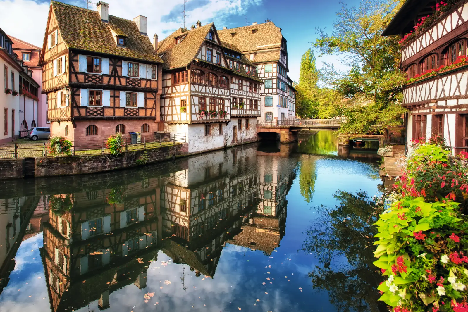 Maisons à colombages au bord d’un canal dans une vieille ville pittoresque aux feuillages d’automne.