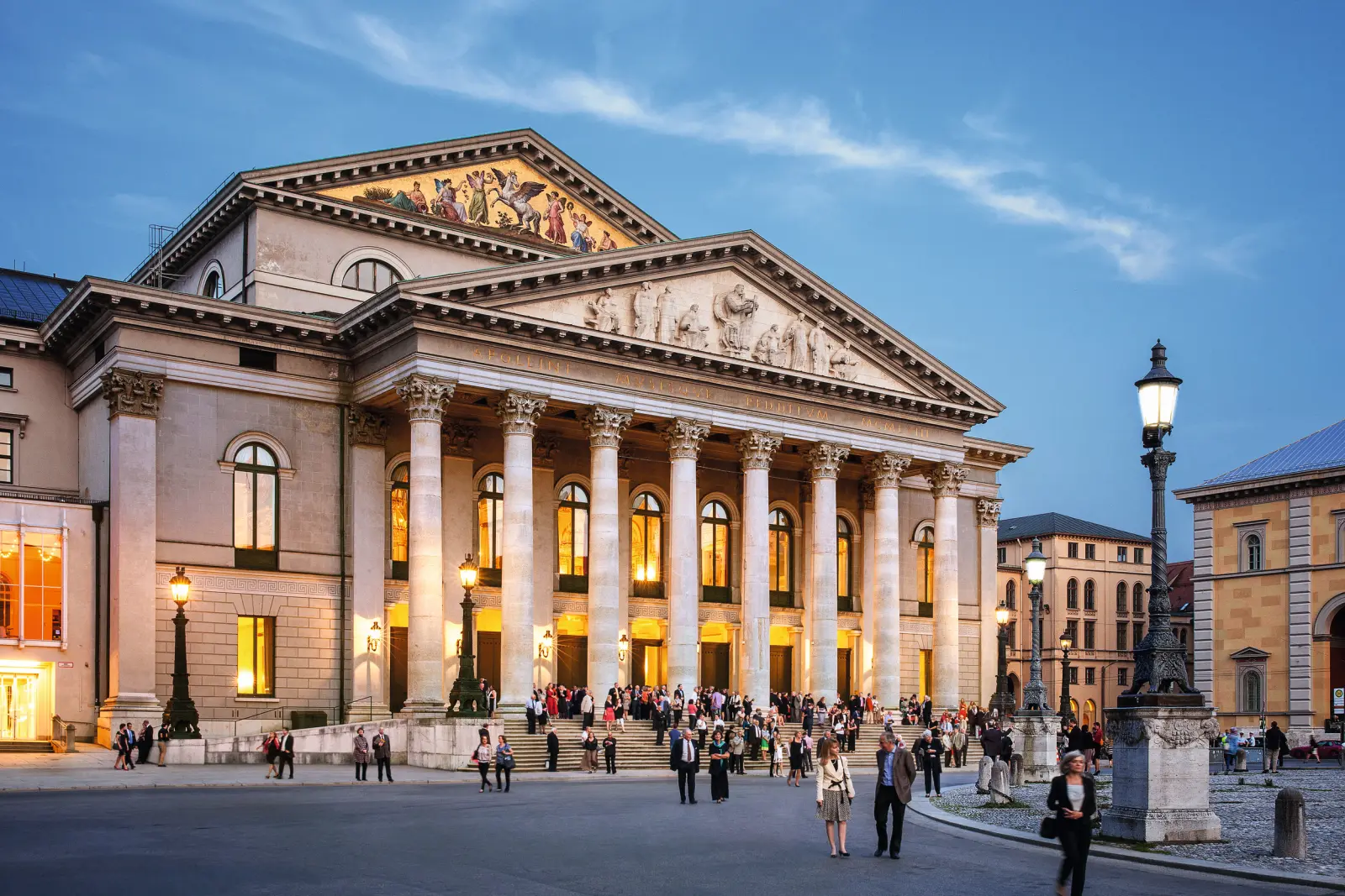 La Bayerische Staatsoper al crepuscolo con le finestre illuminate.