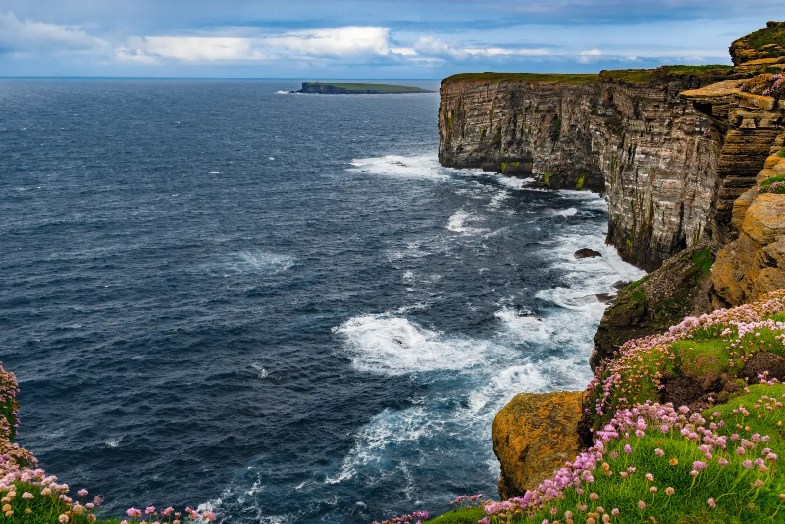 Schottische Küste nahe Kirkwall auf den Orkneyinseln mit Klippen und Blick auf das Meer.