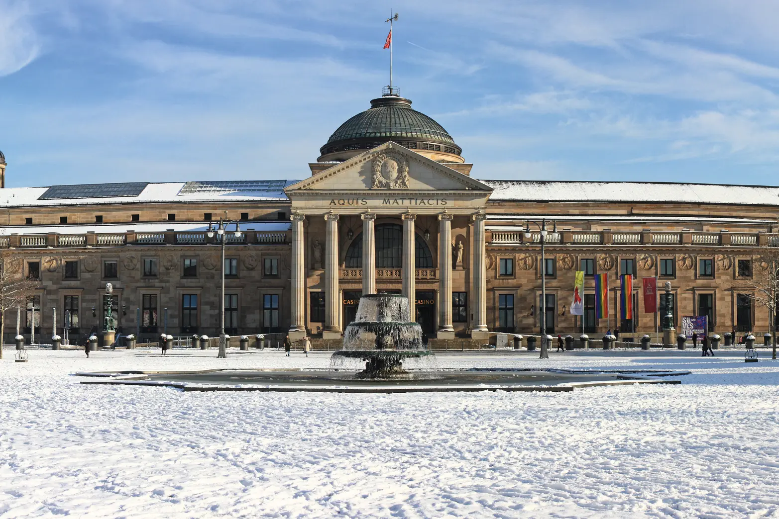 Il Kurhaus di Wiesbaden in inverno ricoperto di neve, in Assia, Germania.