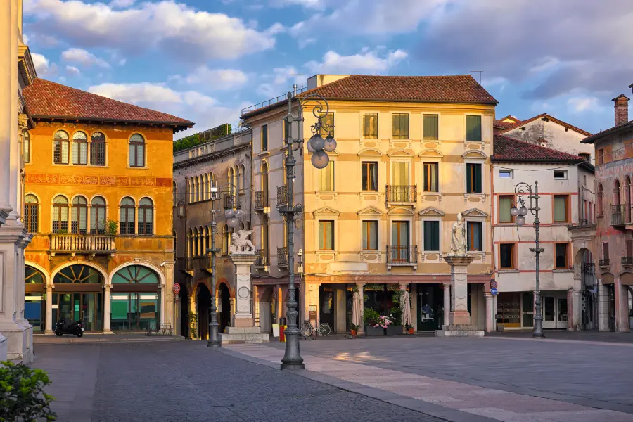 Panoramablick auf Bassano del Grappa mit historischen Gebäuden und einem großen Platz bei Sonnenuntergang in Venetien, Italien.