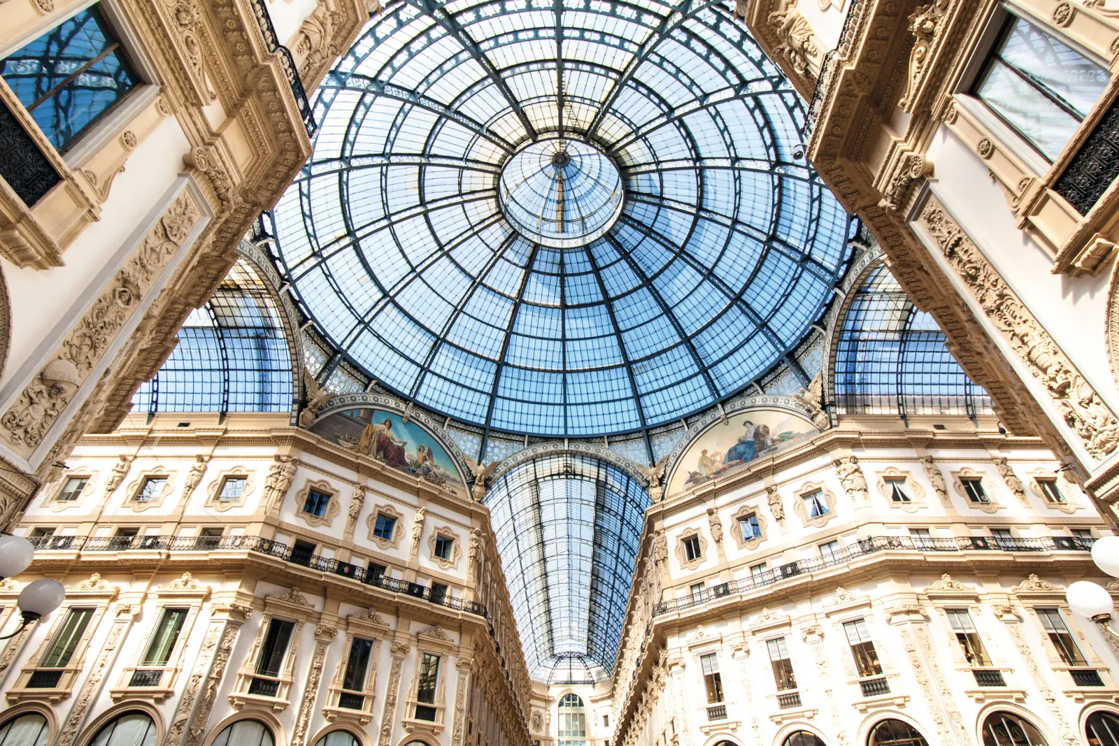 Vue à travers une coupole de verre sur une architecture historique.