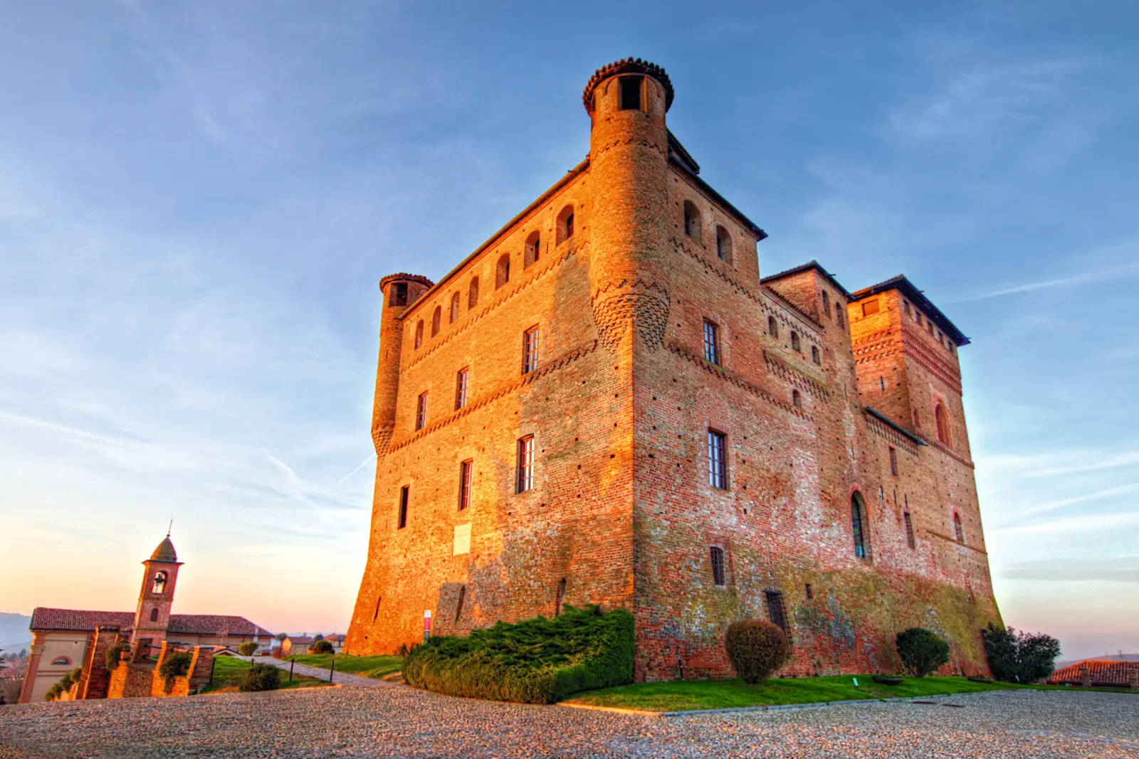 Vista del castello di Grinzane Cavour all'ora d'oro immagine