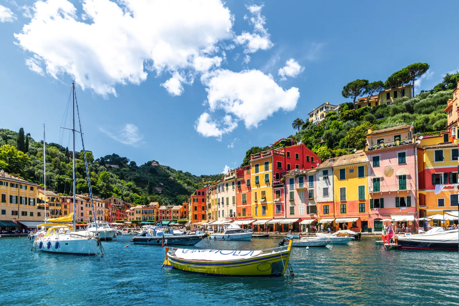 Case colorate e barche nel porto di Portofino, Italia.