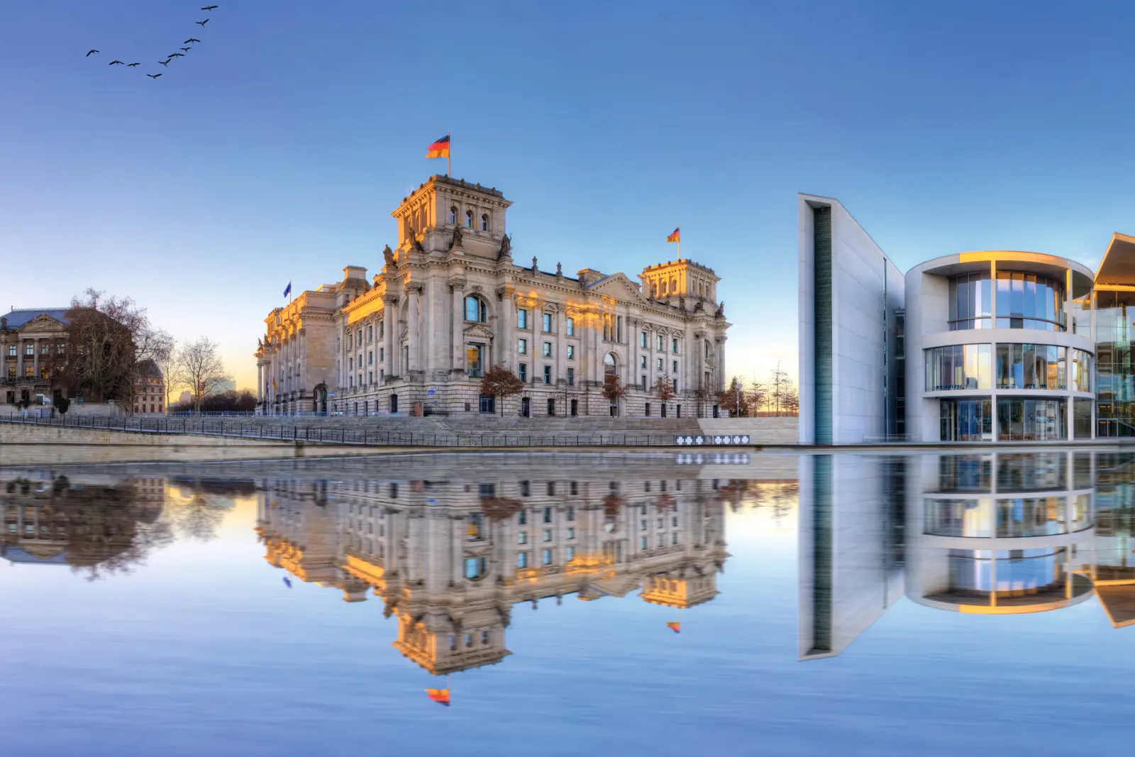 Vue panoramique sur le quartier gouvernemental de Berlin avec le Reichstag, la Chancellerie fédérale et la Spree en hiver.