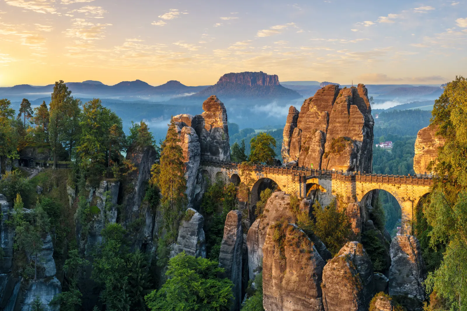 Formation rocheuse avec pont dans un paysage pittoresque au lever du soleil