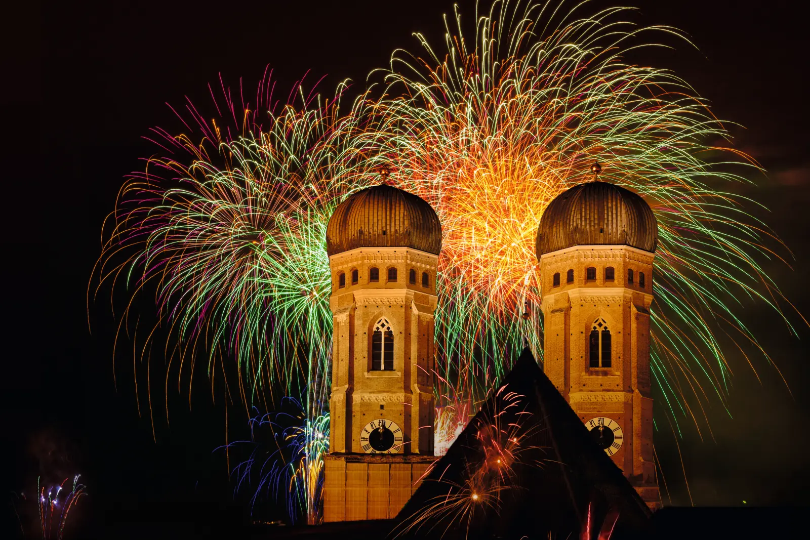 Fuochi d'artificio sopra la Frauenkirche di Monaco di Baviera a Capodanno.
