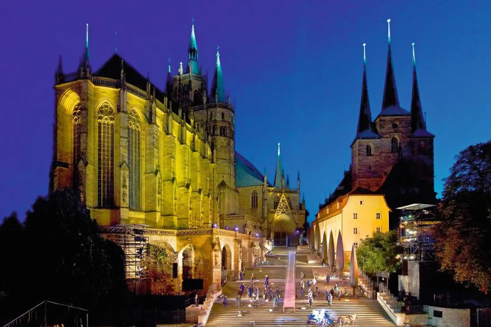 Image Vue sur les marches illuminées de la cathédrale d’Erfurt de nuit