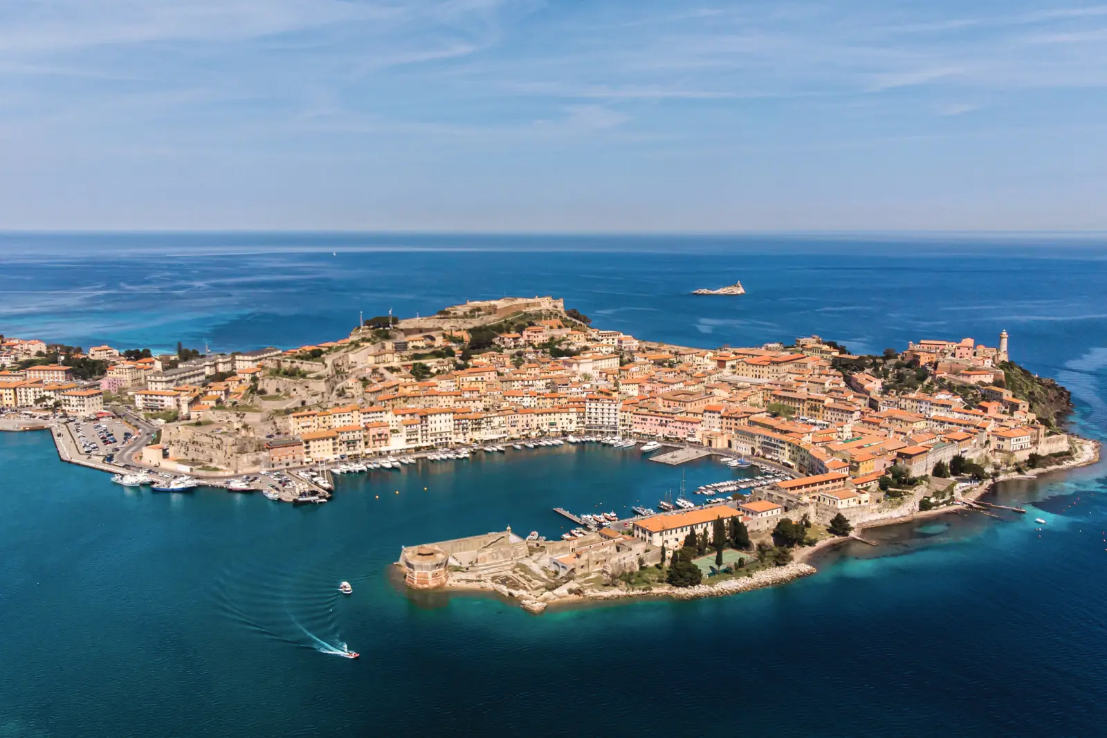 Veduta aerea di Portoferraio sull'isola d'Elba in Toscana, Italia, con vista sul mare azzurro e sugli edifici storici della città.
