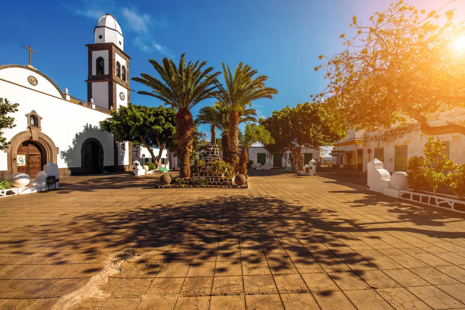 Zentraler alter Platz mit der Kirche San Gines in Arrecife auf der Insel Lanzarote.