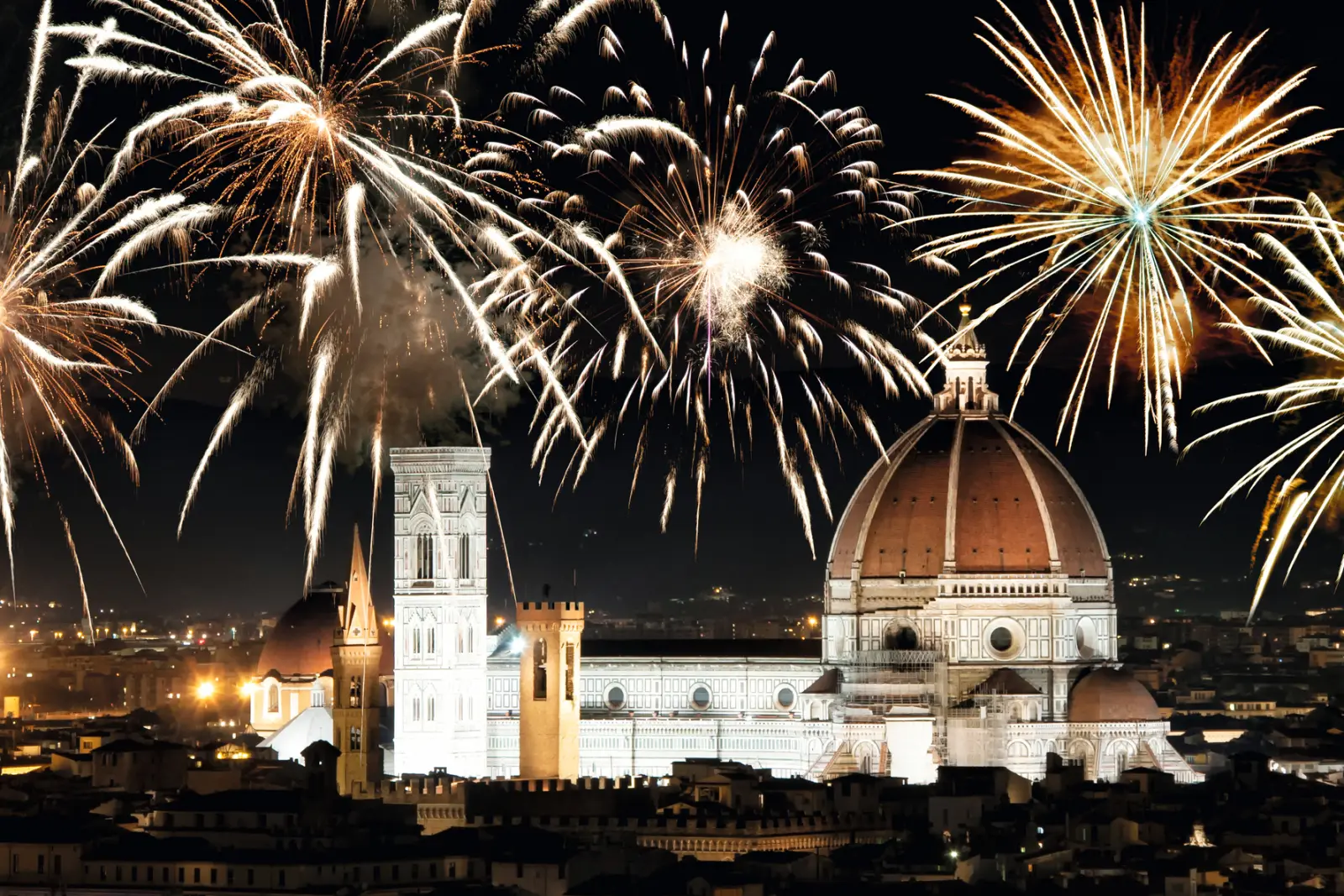 Fuochi d'artificio sul Duomo di Firenze per il Capodanno in Toscana, Italia.