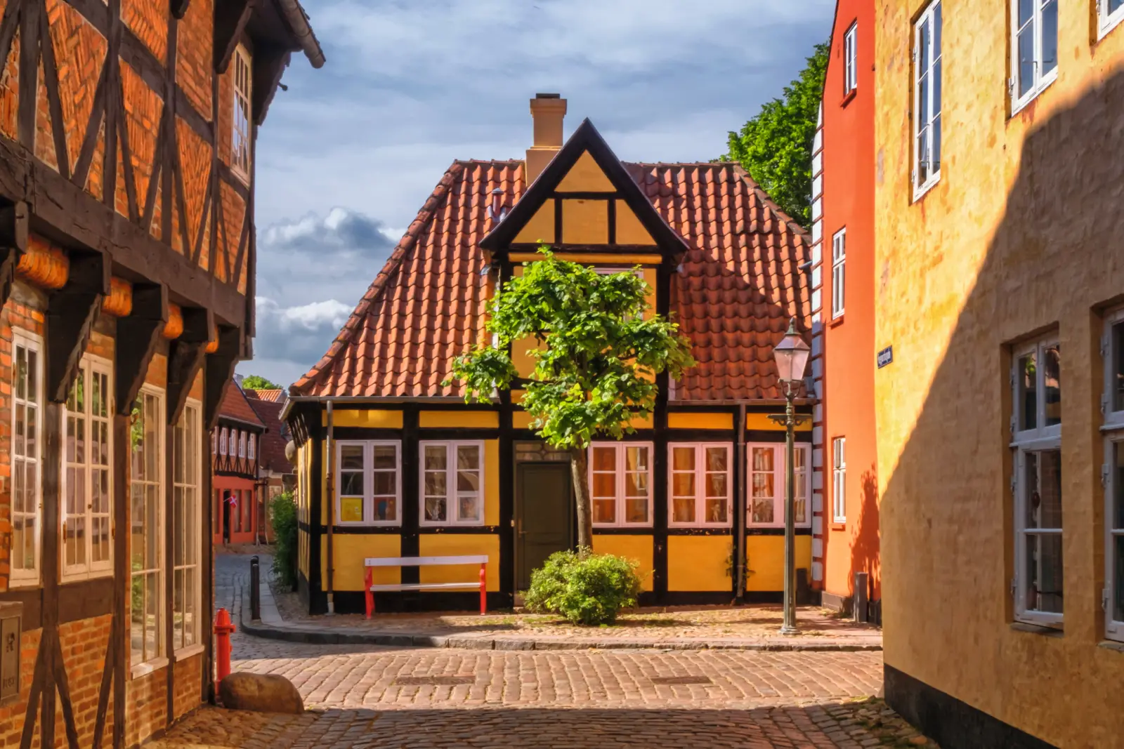 Maison à colombages dans une ruelle ensoleillée de la vieille ville historique.
