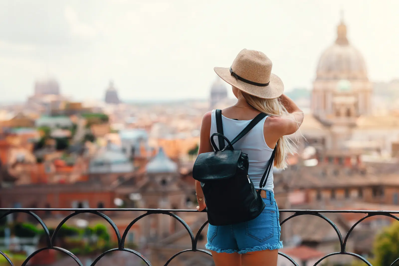 Une femme contemple la vue sur le Vatican à Rome, en Italie, en été.