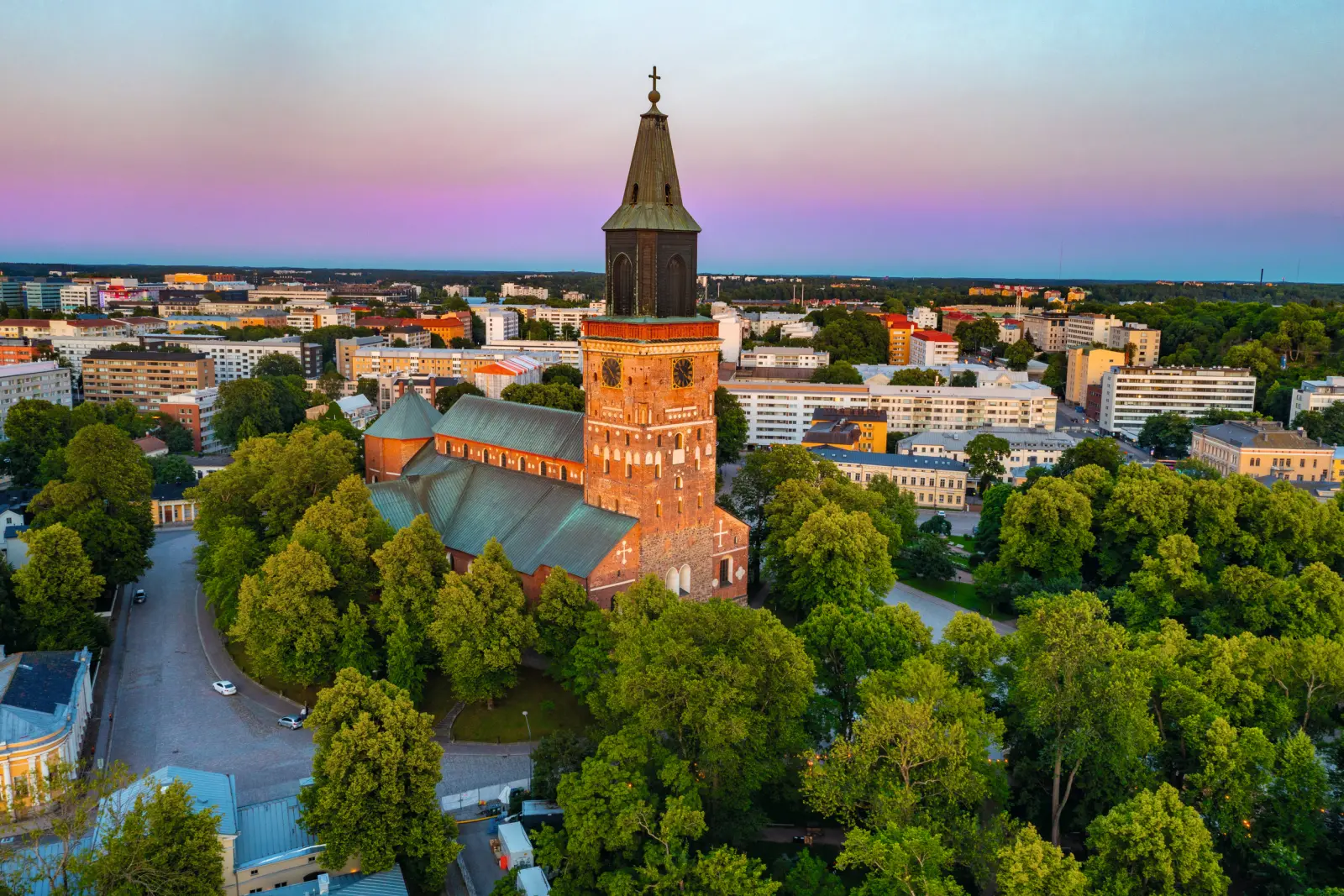 Luftaufnahme einer Kathedrale in einer Stadt bei Sonnenuntergang.