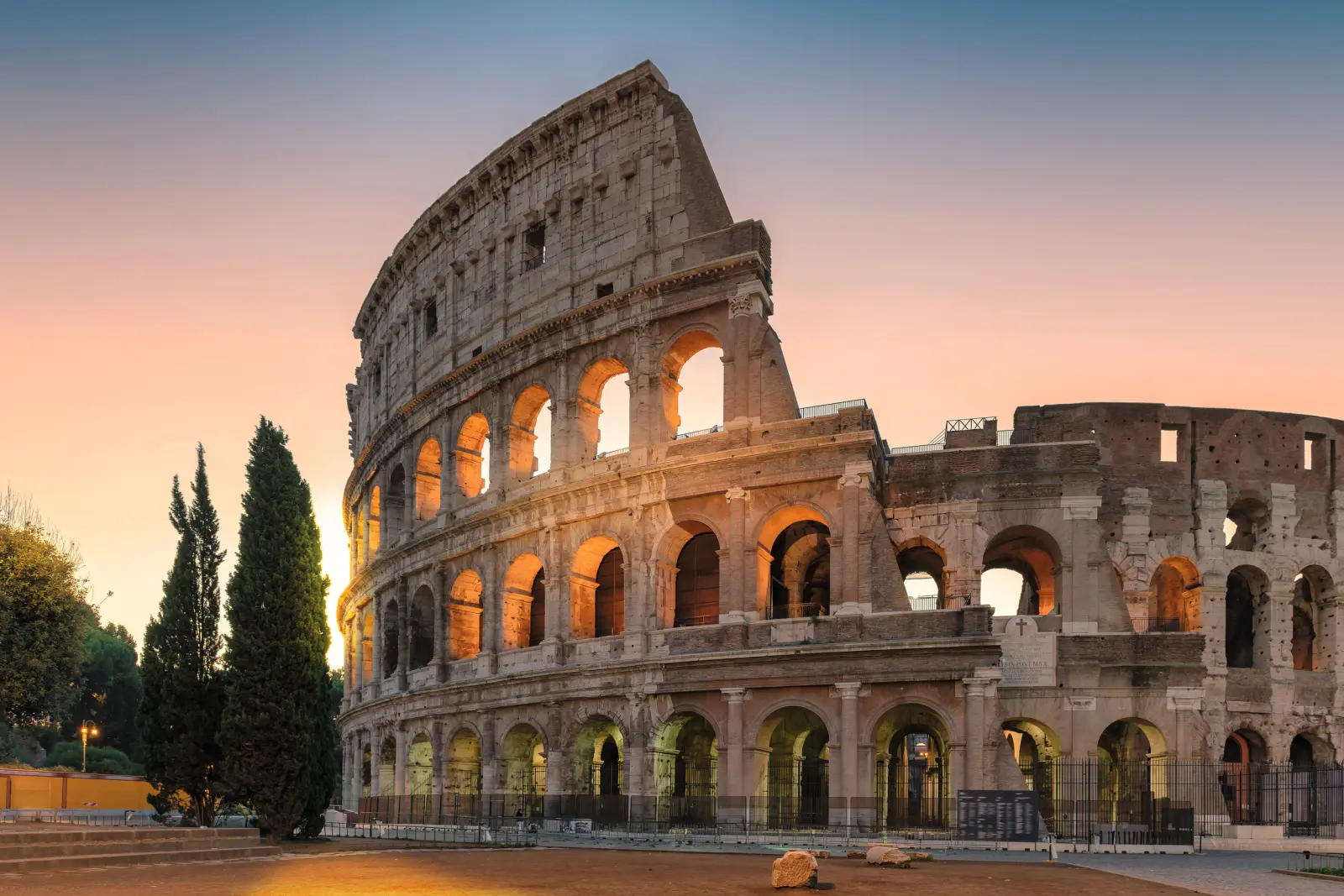 Image Le Colisée au lever du soleil à Rome