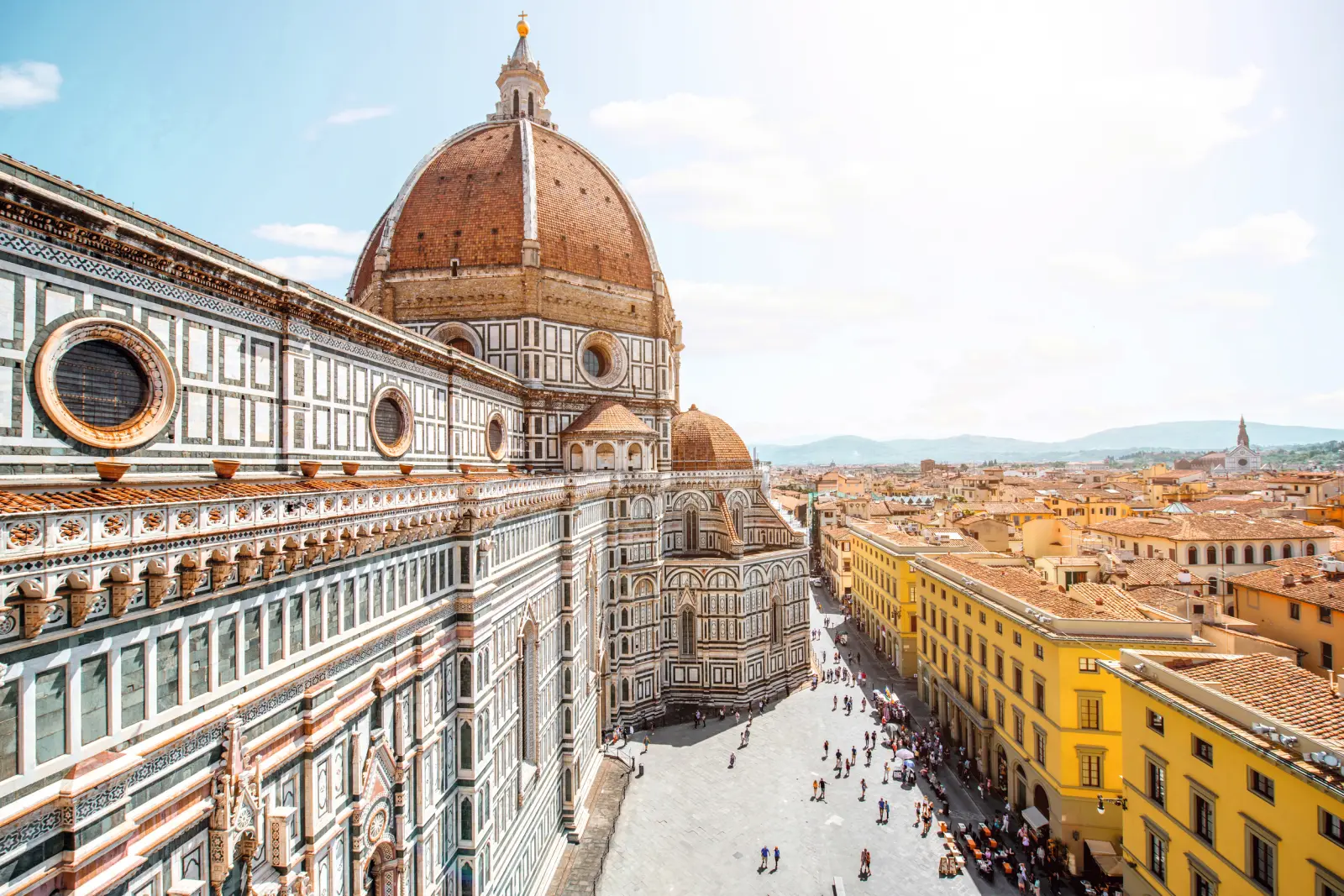 Cupola della cattedrale di Firenze con il centro storico animato sullo sfondo