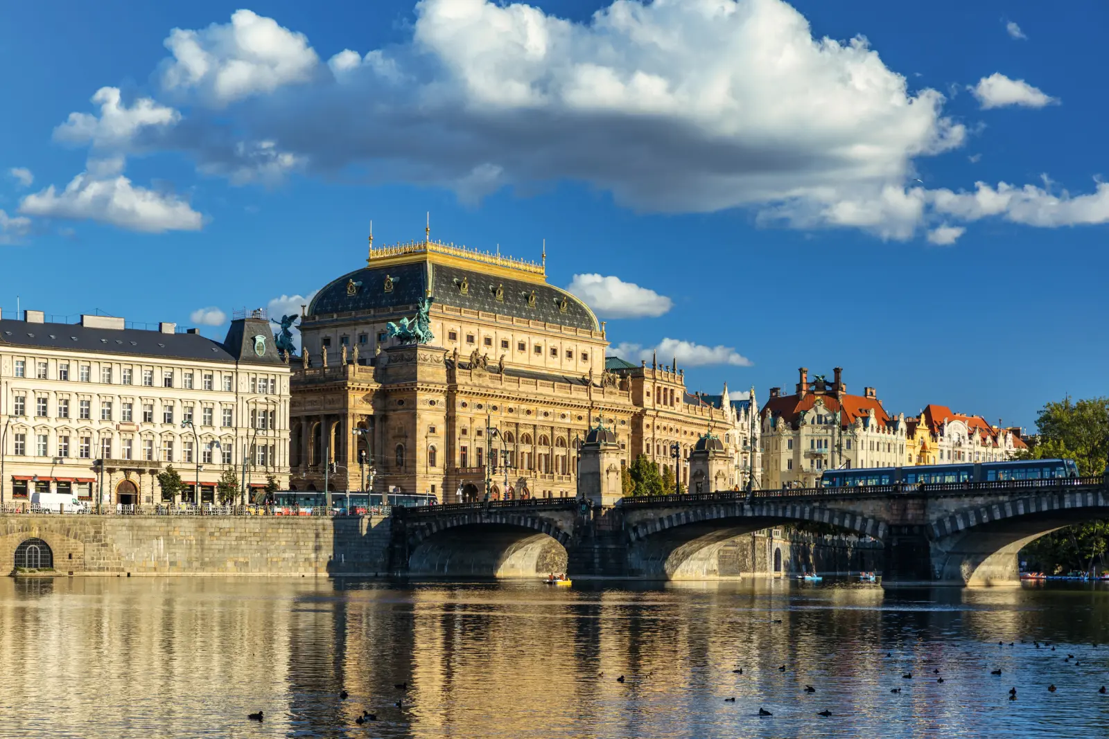 Théâtre national de Prague au bord de la Moldau par temps ensoleillé