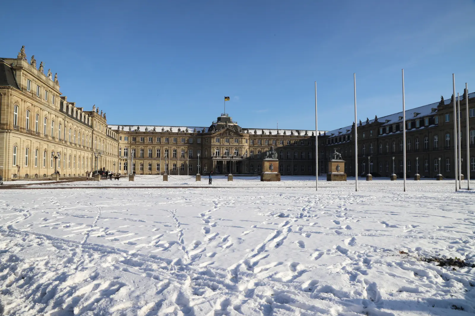 Le Nouveau Château sur la Schlossplatz à Stuttgart en hiver, recouvert de neige.