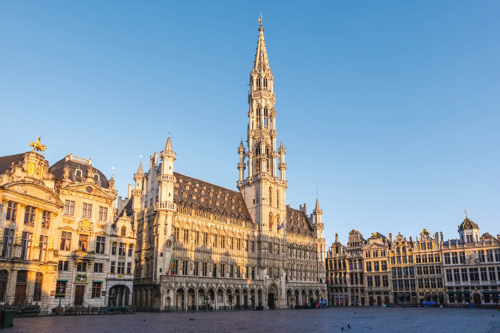 Municipio sulla Grote Markt a Bruxelles in una giornata di sole.