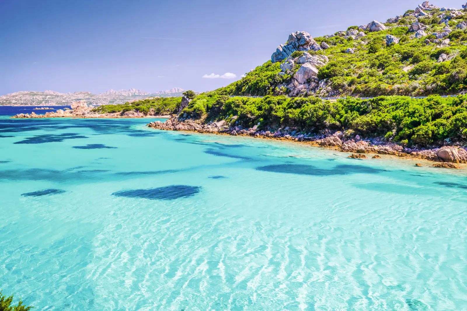 Eaux émeraude et côte rocheuse de l’île de La Maddalena, en Sardaigne, Italie.