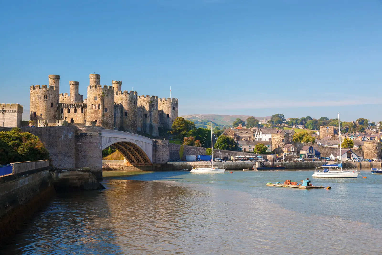 Il castello di Conwy in Galles con vista sul fiume e sul paesaggio circostante.