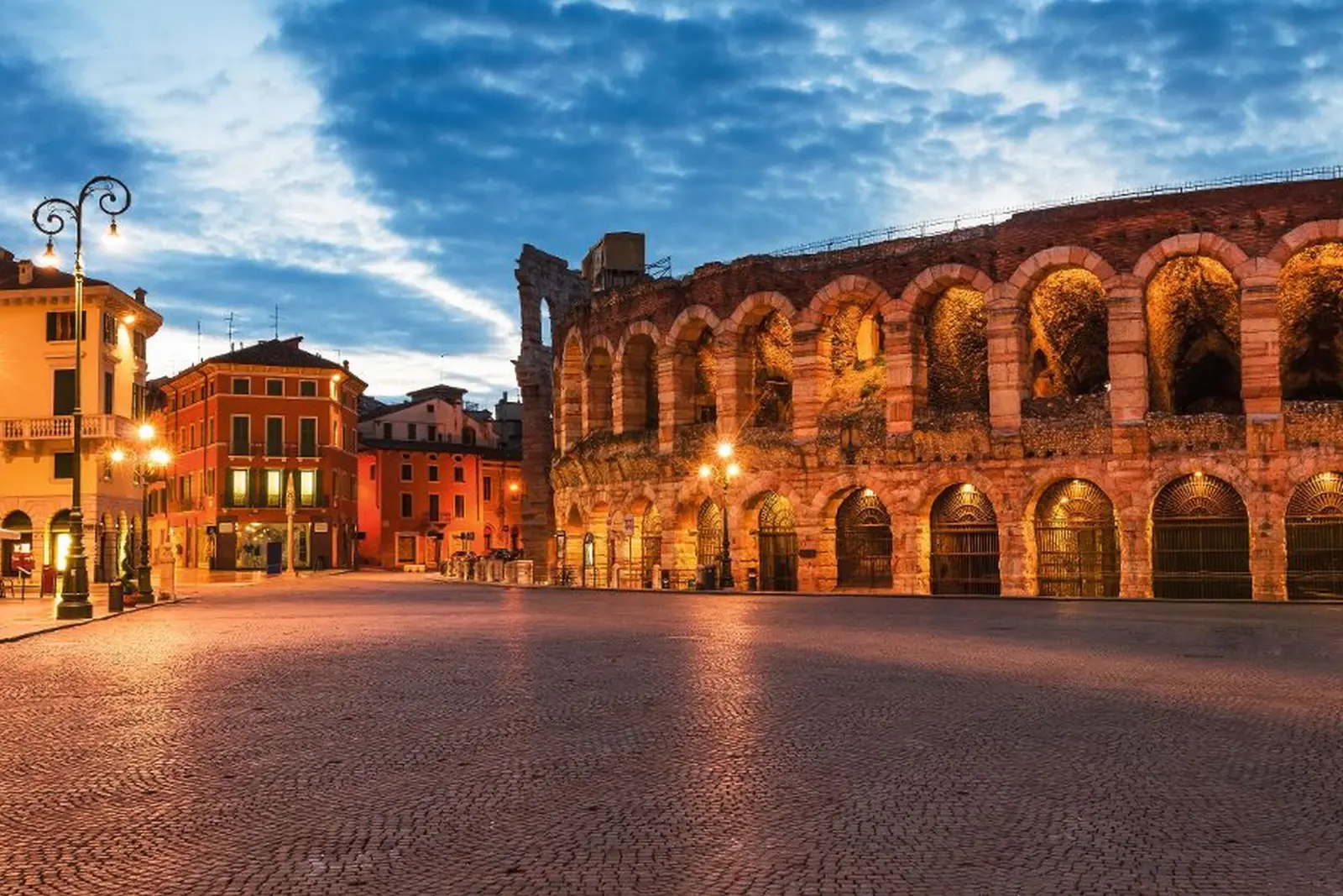 Piazza Bra e Arena di Verona al crepuscolo.
