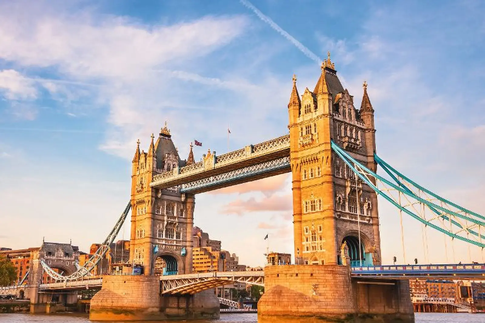 Tower Bridge al tramonto sul Tamigi a Londra, Gran Bretagna.