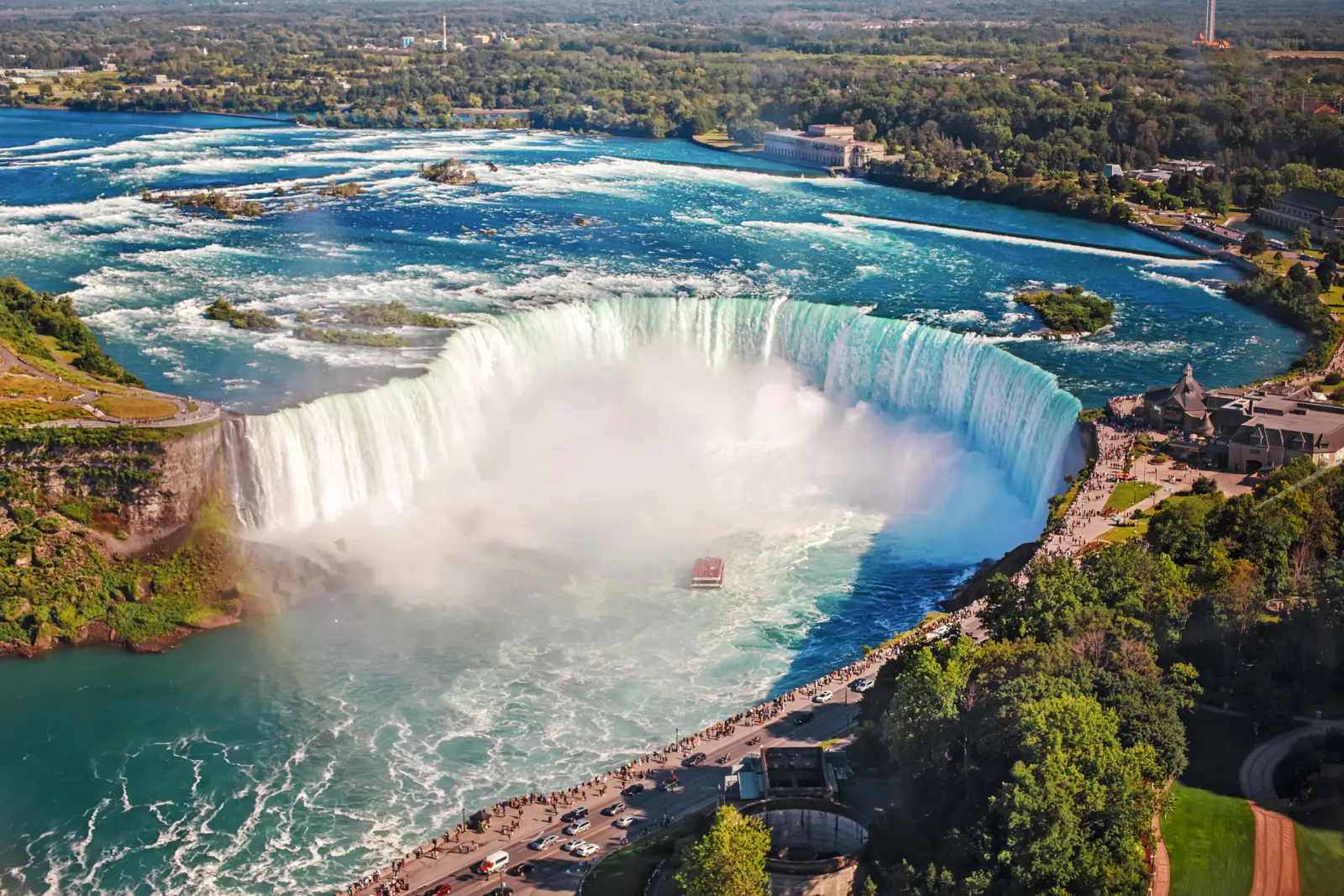 Vue aérienne des chutes du Niagara avec la rivière et le paysage environnants.