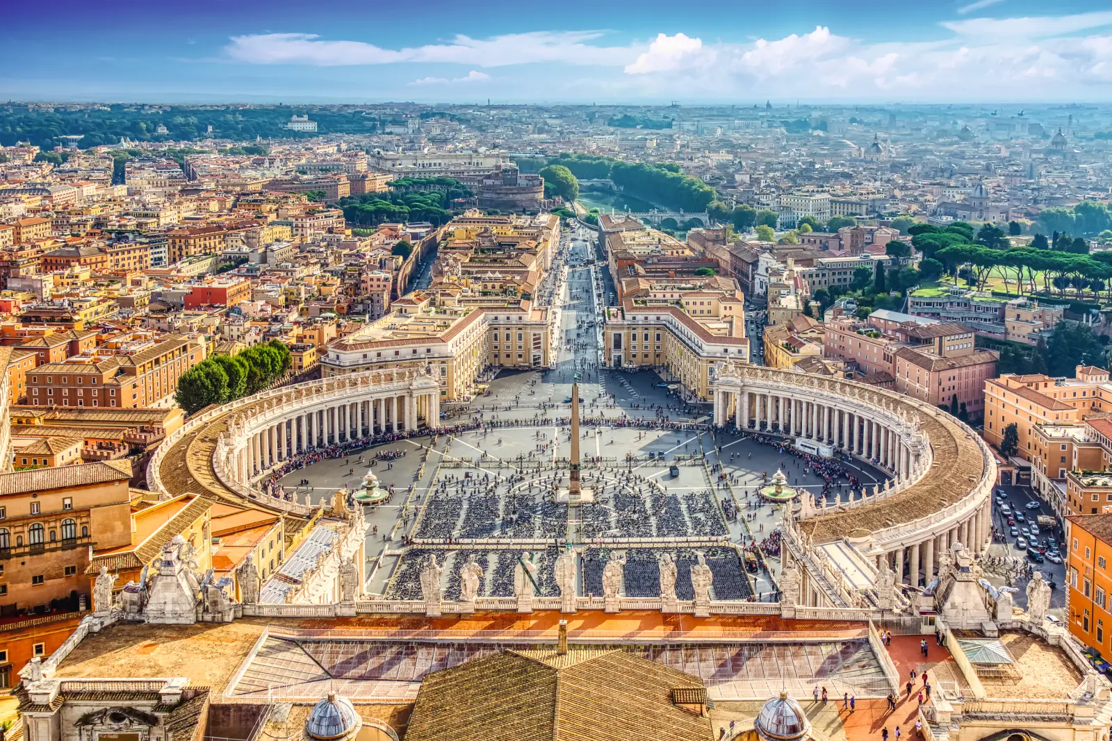 Veduta aerea di Piazza San Pietro e di Roma.