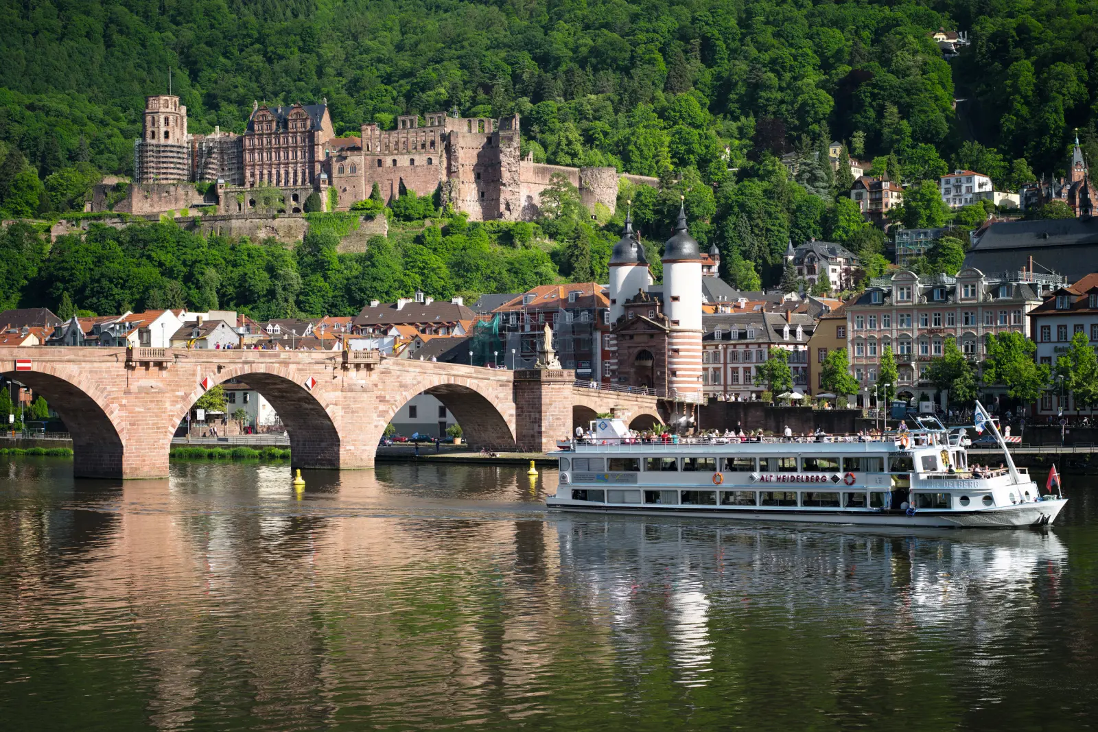 Château de Heidelberg et Vieux Pont avec un bateau au premier plan