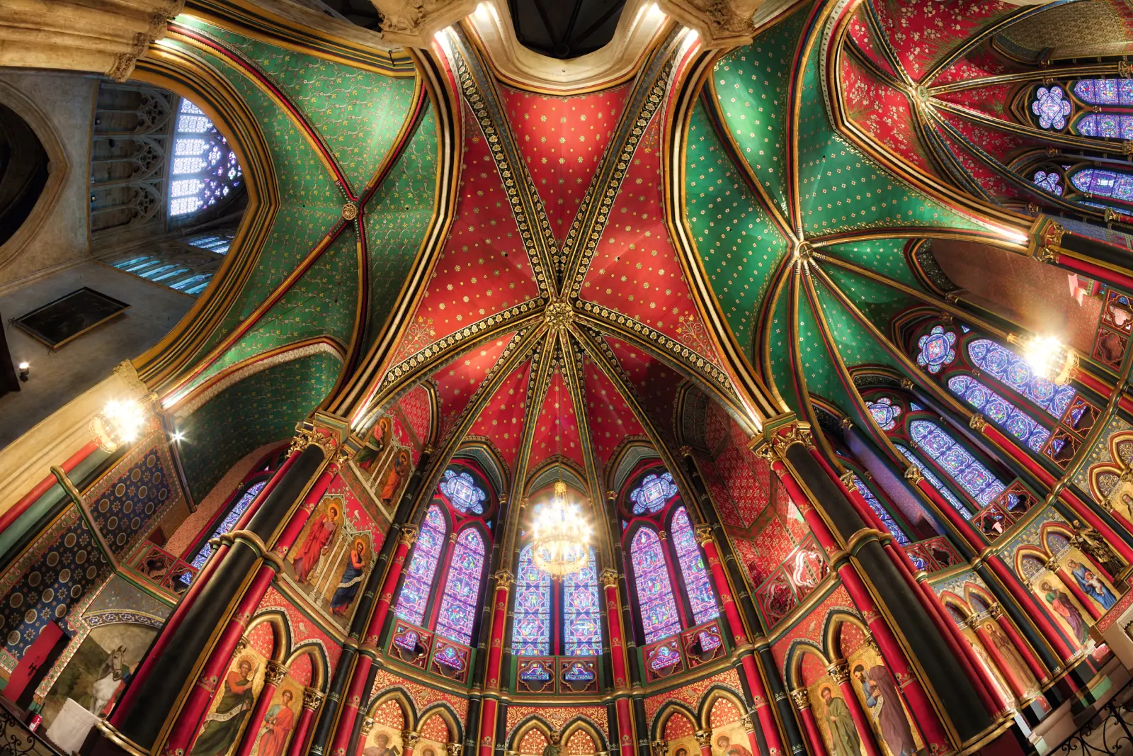 Gewölbedecke der Kathedrale Sainte-Marie in Bayonne mit farbigen Malereien und Buntglasfenstern.