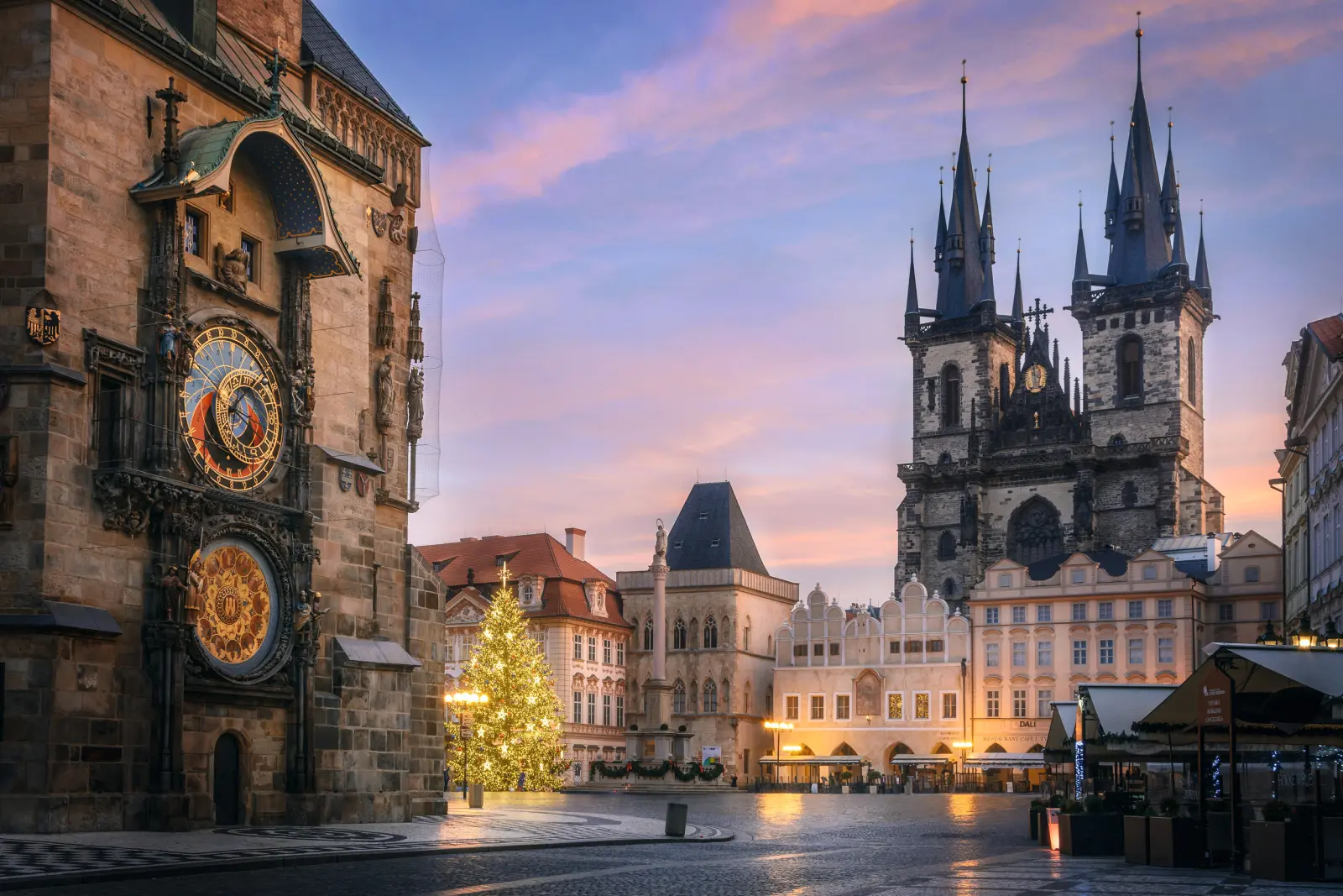 Image Place de la Vieille-Ville avec l’horloge astronomique et l’église de Notre-Dame-de-Tyn à Prague pendant la période de Noël