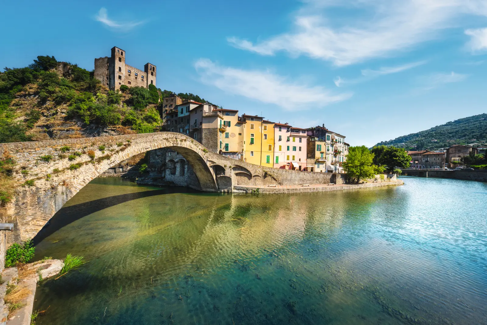 Un pont médiéval enjambe une rivière dans une ville historique.
