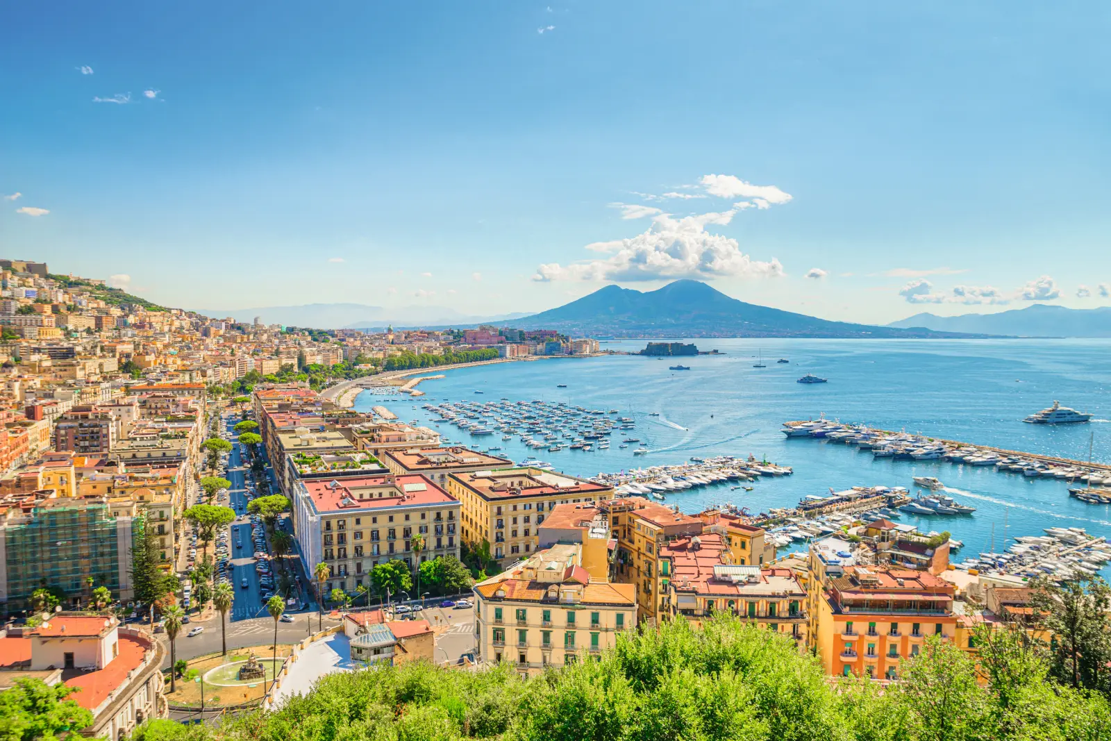 Vista su Napoli con il Vesuvio sullo sfondo in una giornata limpida.