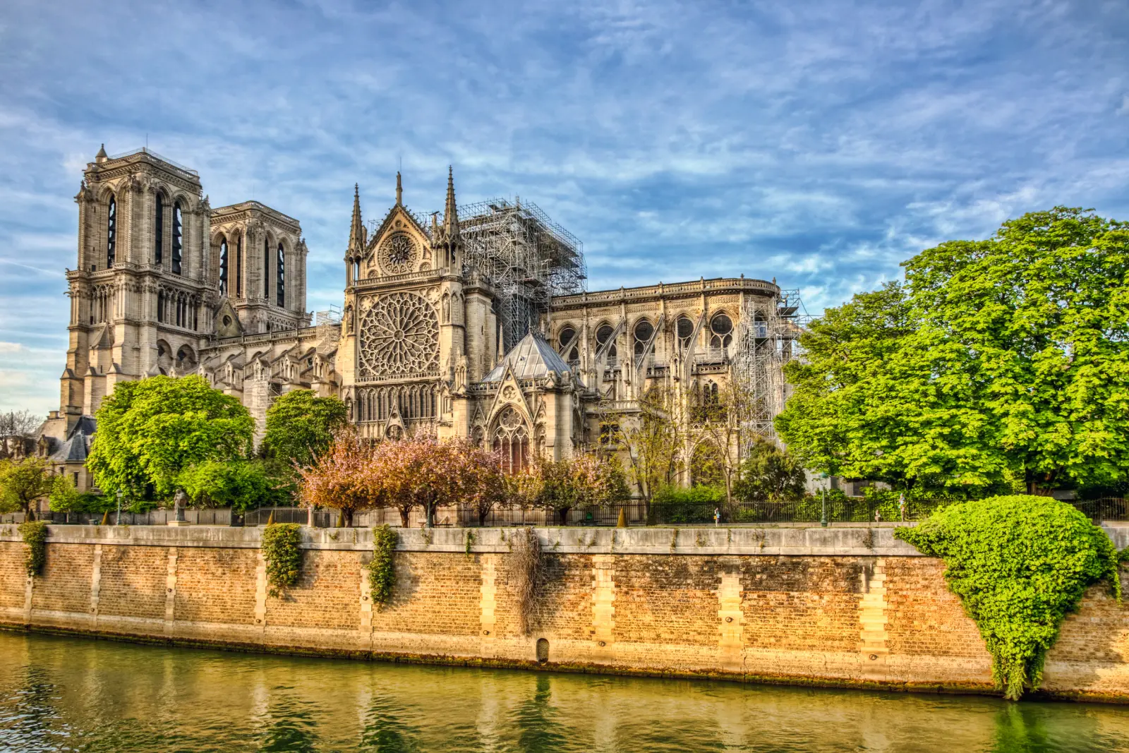 Cathédrale gothique à Paris avec un ciel nuageux en arrière-plan