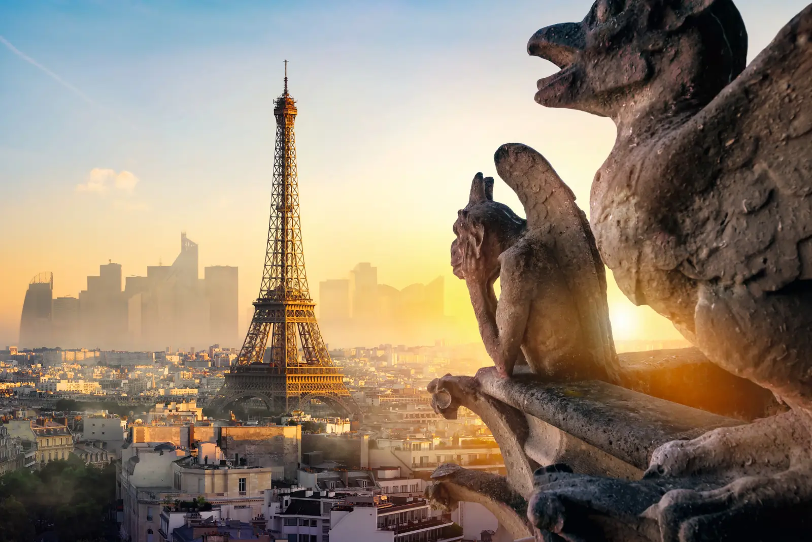 Tour Eiffel avec des gargouilles au premier plan au coucher du soleil